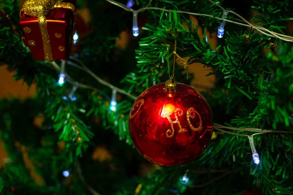 Gros Plan Des Décorations Sur Sapin Noël Avec Des Lumières — Photo