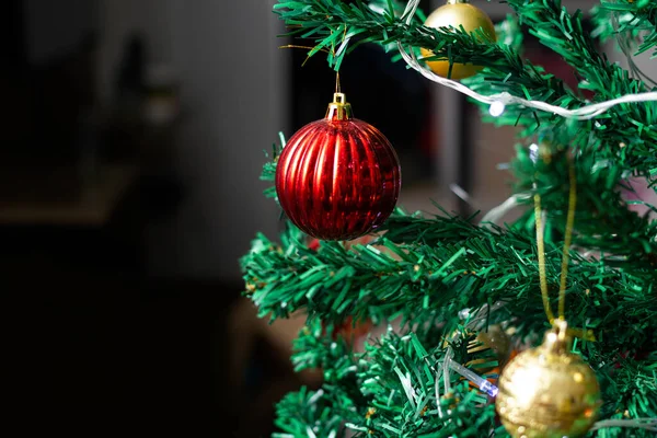 Primer Plano Decoración Árbol Navidad Con Las Luces Encendidas Enfoque — Foto de Stock