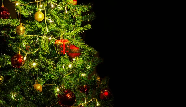 Primer Plano Decoración Árbol Navidad Con Las Luces Encendidas Enfoque — Foto de Stock