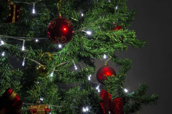 Gros Plan Des Décorations Sur Sapin Noël Avec Des Lumières — Photo