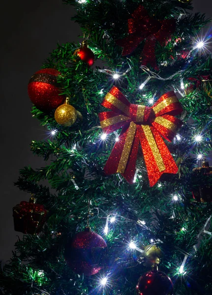 Primer Plano Decoración Árbol Navidad Con Las Luces Encendidas Enfoque — Foto de Stock