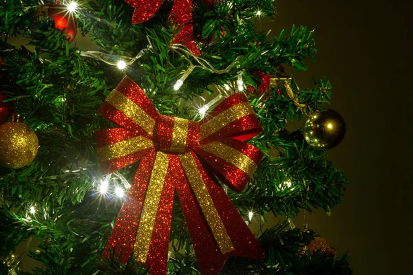 Primer Plano Las Decoraciones Árbol Navidad Con Luces Encendidas — Foto de Stock