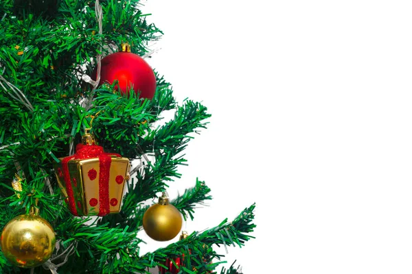 Primer Plano Las Decoraciones Árbol Navidad Enfoque Selectivo Fondo Blanco — Foto de Stock