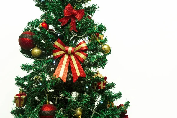 Primer Plano Las Decoraciones Árbol Navidad Con Fondo Blanco — Foto de Stock