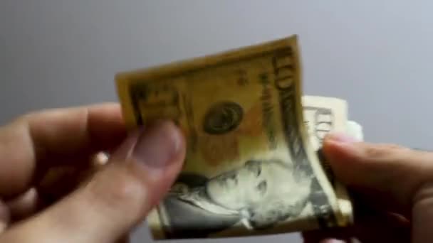 Człowiek Liczy Banknoty Dolarowe Selektywne Skupienie Człowieka Amerykańskim Zbliżeniem Pieniędzy — Wideo stockowe
