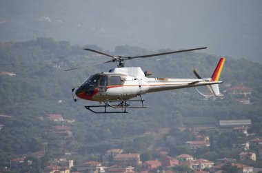 Kent üzerinde uçan helikopter