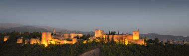 alacakaranlıkta alhambra'nın panoramik manzarasını