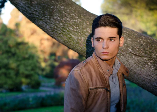 Atraktivní mladý mužský model venku v přírodě — Stock fotografie
