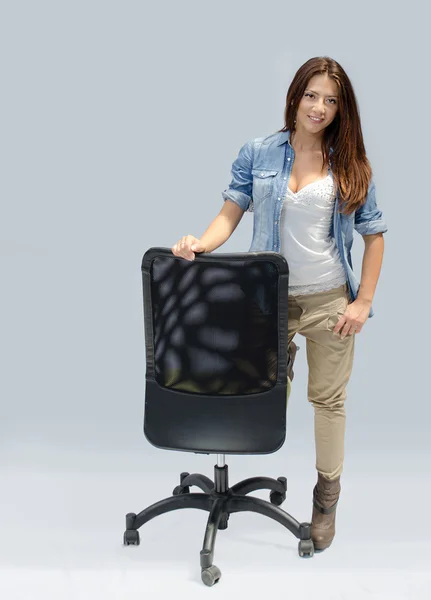Güzel kız bir ofis koltuğu ayakta — Stok fotoğraf