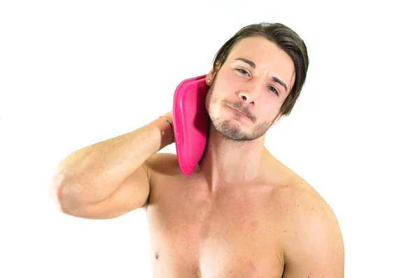 Beau jeune homme avec douleur au cou, tenant la bouteille d'eau chaude — Photo