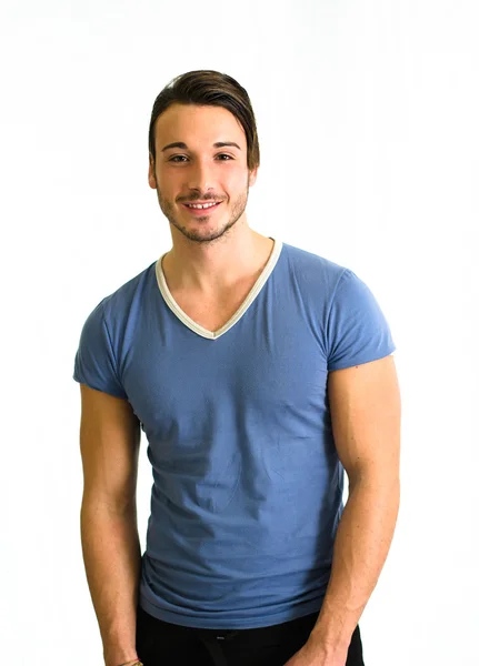 Sorridente, musculoso modelo masculino em pé, isolado no branco — Fotografia de Stock