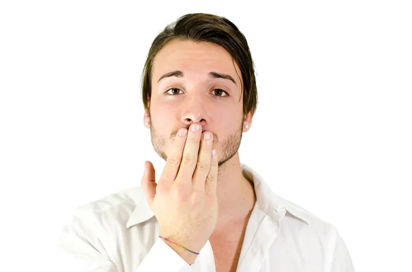 Ung man som täcker munnen med handen, bör inte tala — Stockfoto