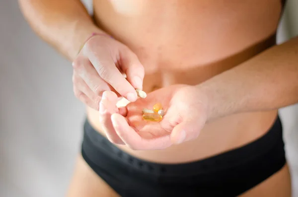 Närbild av medicin, piller och kapslar i mannen händerna — Stockfoto