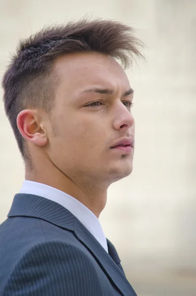 Retrato do perfil do jovem empresário em terno — Fotografia de Stock