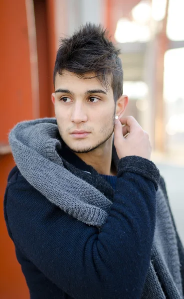 Aantrekkelijke jonge man buiten in stedelijke omgeving — Stockfoto