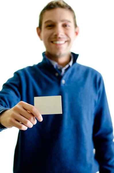Guapo joven demostrar o dar tarjeta de visita — Foto de Stock