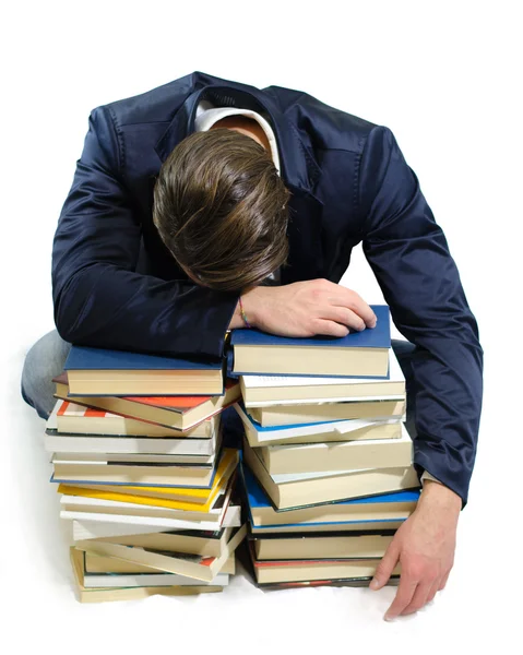 Mladý muž usínání na knihy — Stock fotografie
