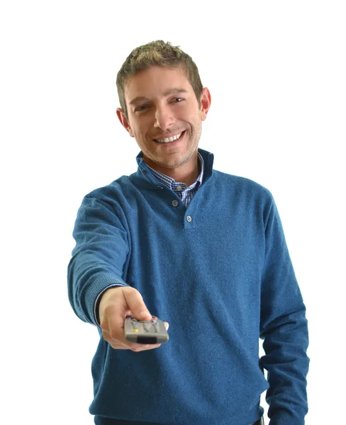 Улыбающийся молодой человек, указывая ТВ пульт дистанционного управления — стоковое фото