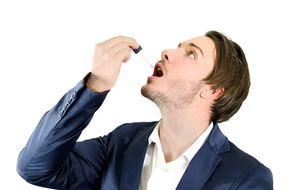 Joven cayendo tratamiento medicina o drogas con cuentagotas — Foto de Stock