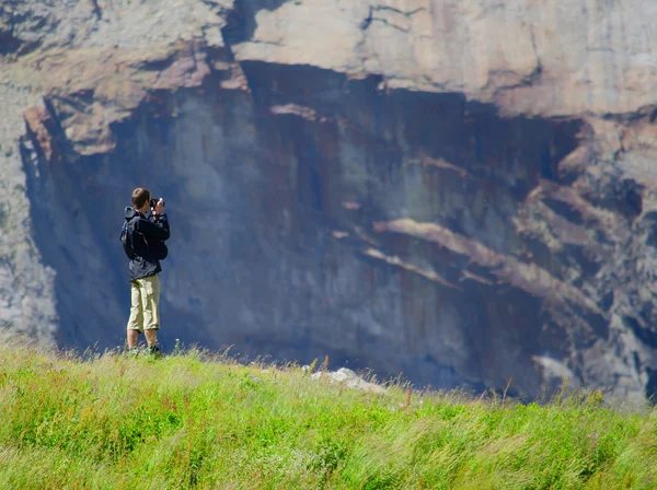Fotógrafo tirando fotos até as montanhas — Fotografia de Stock