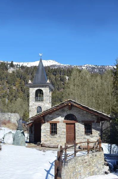 Stone mountain kapelletje met sneeuw — Stockfoto