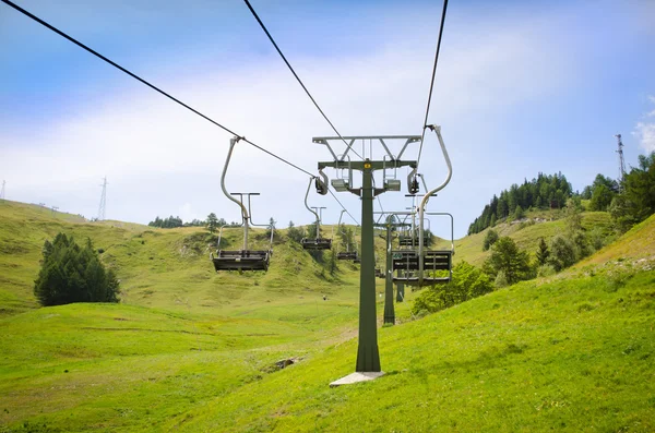 Boş ski resort telesiyej yaz — Stok fotoğraf