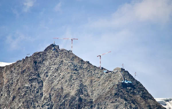 Guindastes de construção em cima da montanha — Fotografia de Stock