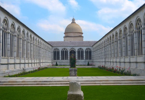 Elegant courtyard garden with arched building around it — Stock Photo, Image