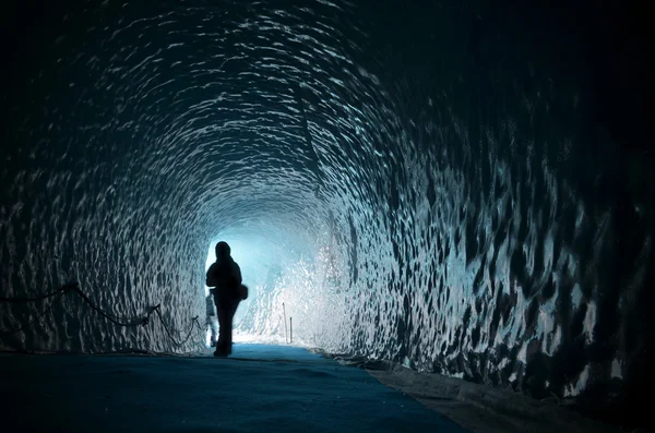 氷の洞窟の中の人物シルエット — ストック写真