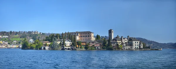 Vista panoramica dell'isola di san giulio sul lago d'orta in Italia — Foto Stock
