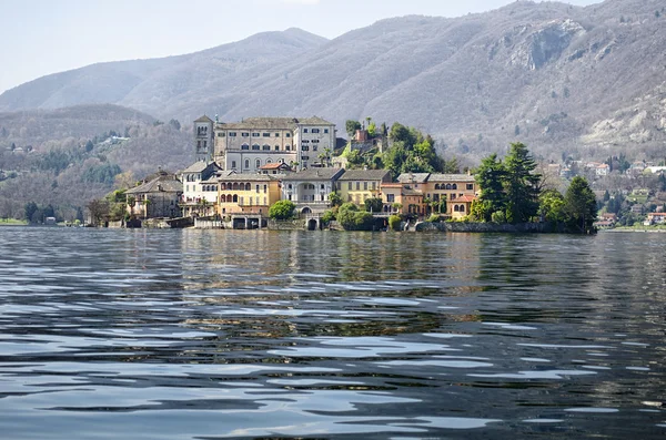 Vista dell'isola di san giulio sul lago d'orta in Italia — Foto Stock