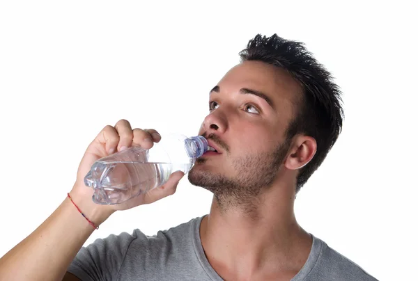 Красивий і спортивний молодий чоловік п'є воду — стокове фото