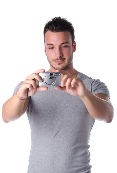 Foto de tomada jovem bonito com câmera compacta — Fotografia de Stock