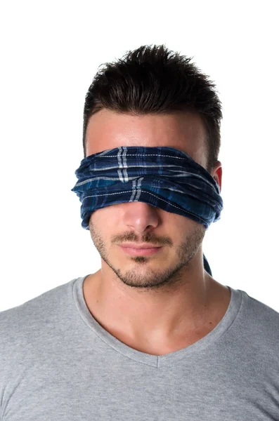 Headshot zawiązanymi oczami młodego człowieka — Zdjęcie stockowe