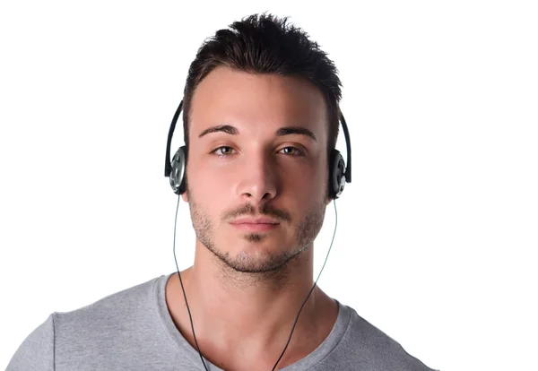 Snygg ung man lyssnar på musik med hörlurar — Stockfoto