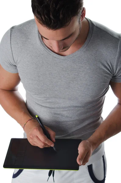 Musculaire jeune homme esquissant sur tablette graphique numérique — Photo