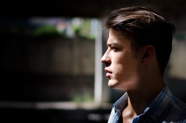 Perfil de joven en entorno urbanoprofil yakışıklı genç adamın kentsel ortamda