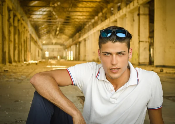 Joven atractivo en almacén abandonado, vacío —  Fotos de Stock