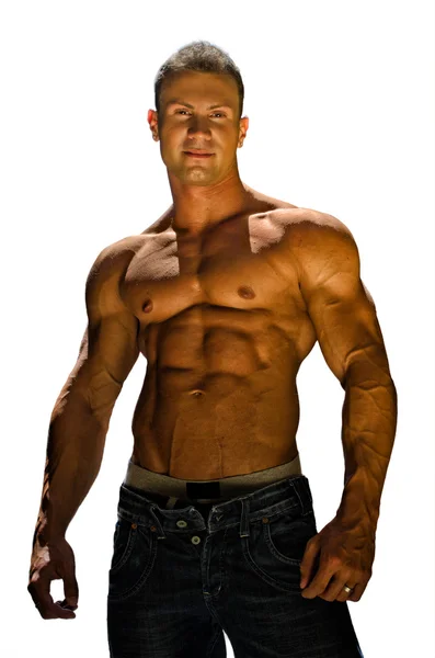 Knappe, gespierde shirtless bodybuilder geïsoleerd op wit — Stockfoto