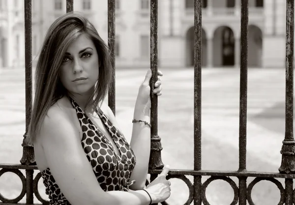 Hermosa chica frente a la puerta de entrada de Palacio viejo — Foto de Stock