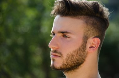 açık havada doğa içinde yakışıklı genç portresi