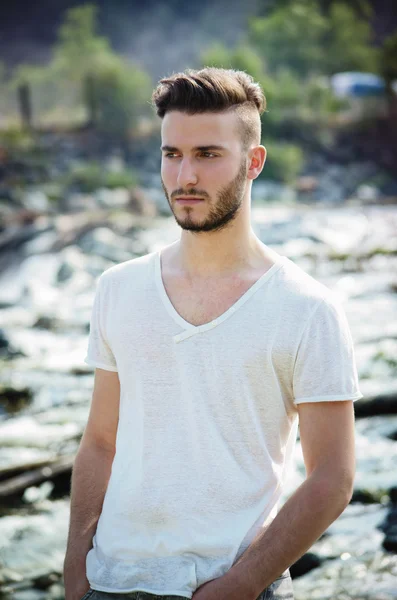 Portret van knappe jonge man in wit t-shirt — Stockfoto
