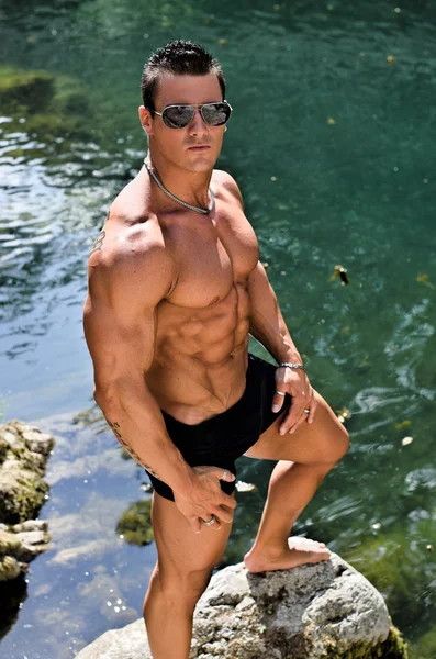 Ελκυστικό νεαρό bodybuilder που στέκεται στο νερό λιμνών — Φωτογραφία Αρχείου