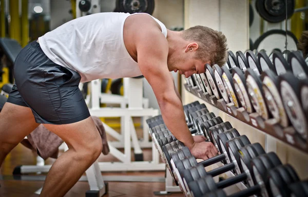 Stilig ung man vilar efter träning i gym — Stockfoto