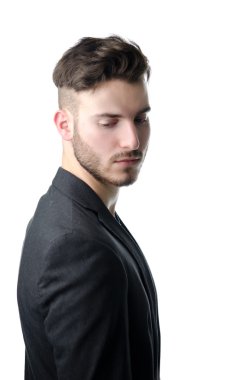 çekici bir genç adam takım, aşağı bakıyor