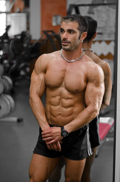 Mannelijke bodybuilder in sportschool rust tijdens de training — Stockfoto
