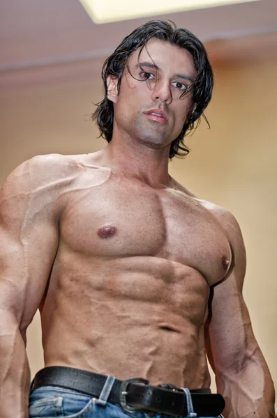 알몸, 아래에서 본 근육 질의 몸매와 잘생긴 젊은 남자 — 스톡 사진