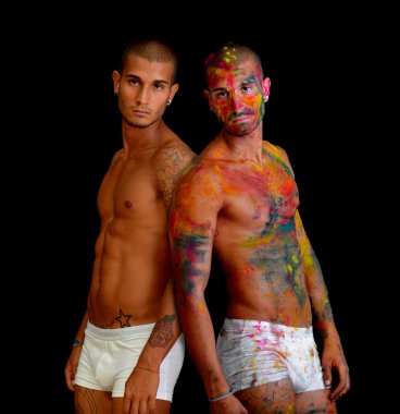renkler ve kendini temiz vücut ile boyanmış deri tüm genç erkekle