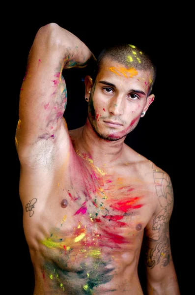 Joven guapo con piel todo pintado con colores honi — Foto de Stock