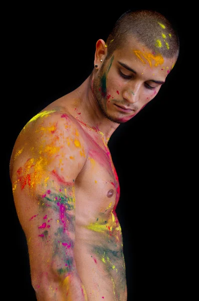 有吸引力的年轻男子光着膀子，皮肤贴满用明亮的色彩 (云南颜色) — 图库照片